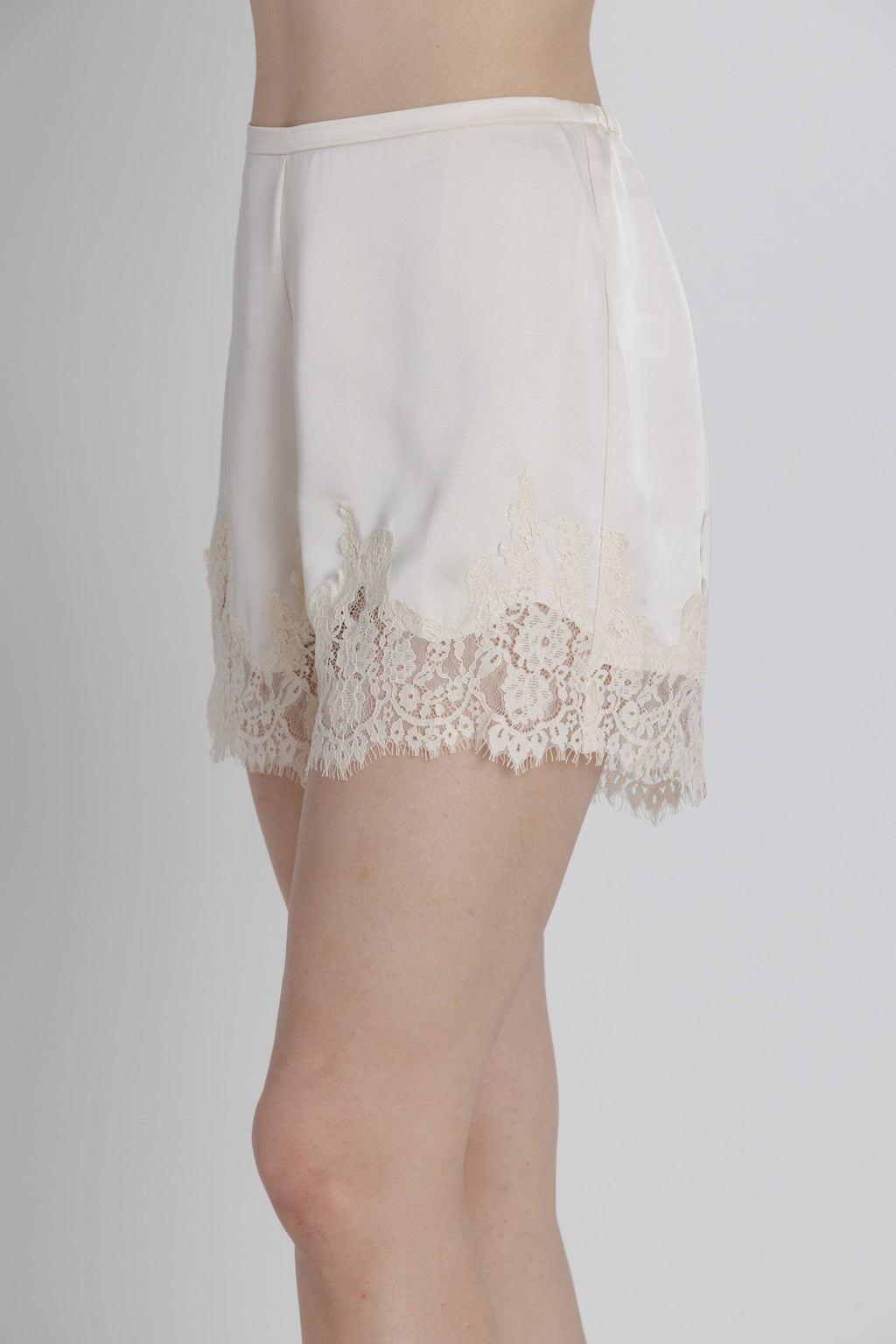 LACE TRIM SATIN SHORT