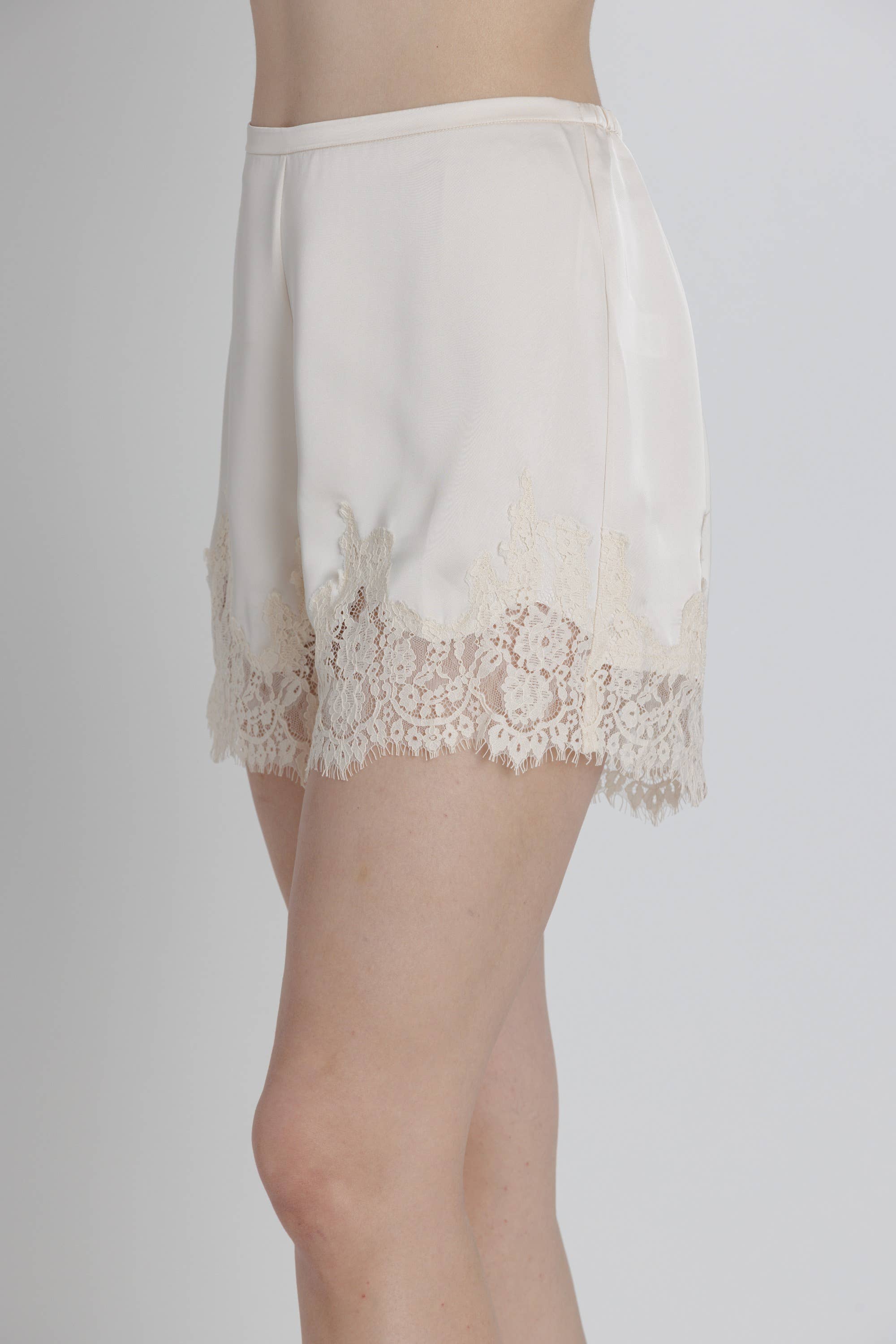 LACE TRIM SATIN SHORT