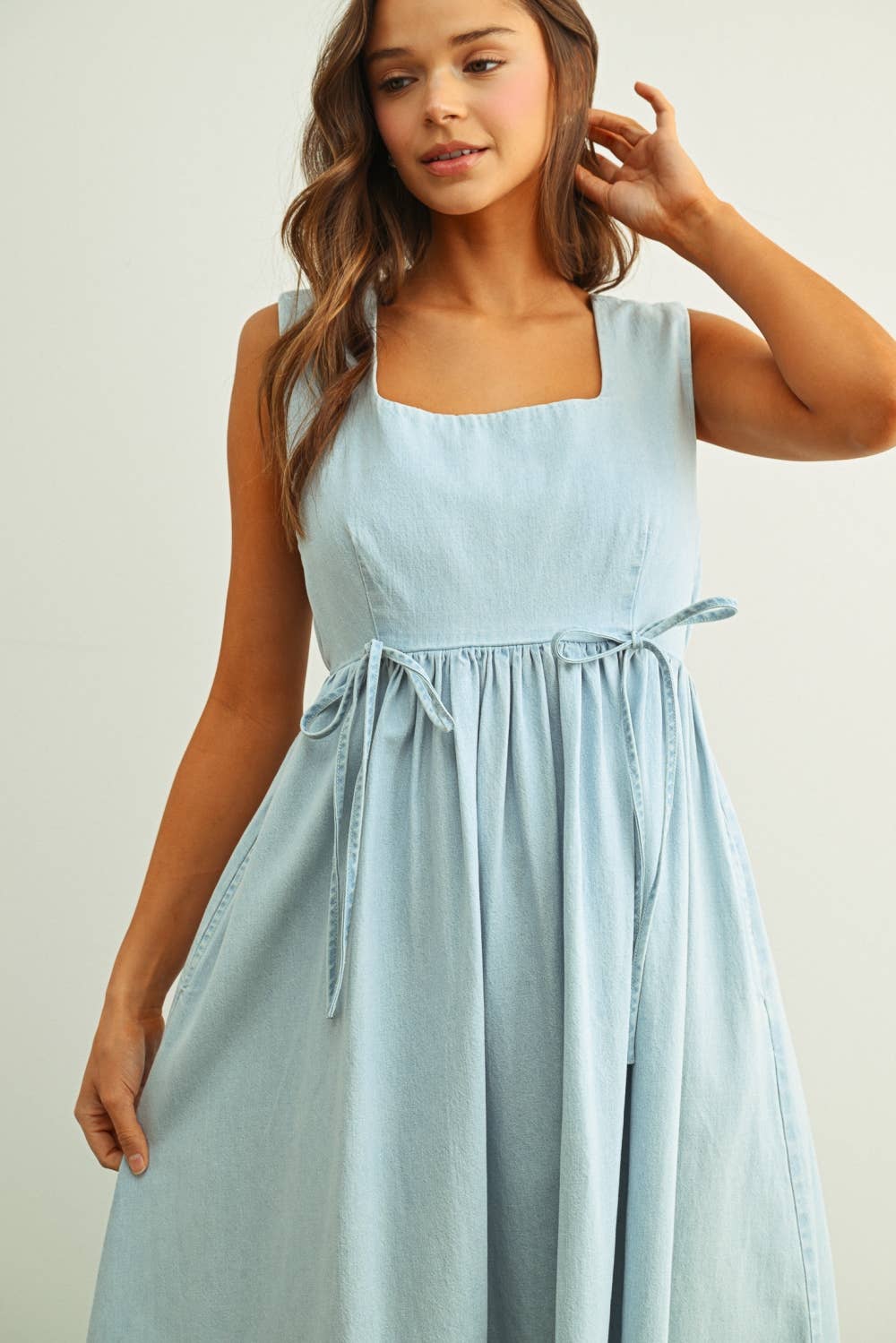 D6564   U-NECK SLEEVELESS CHAMBRAY DRESS