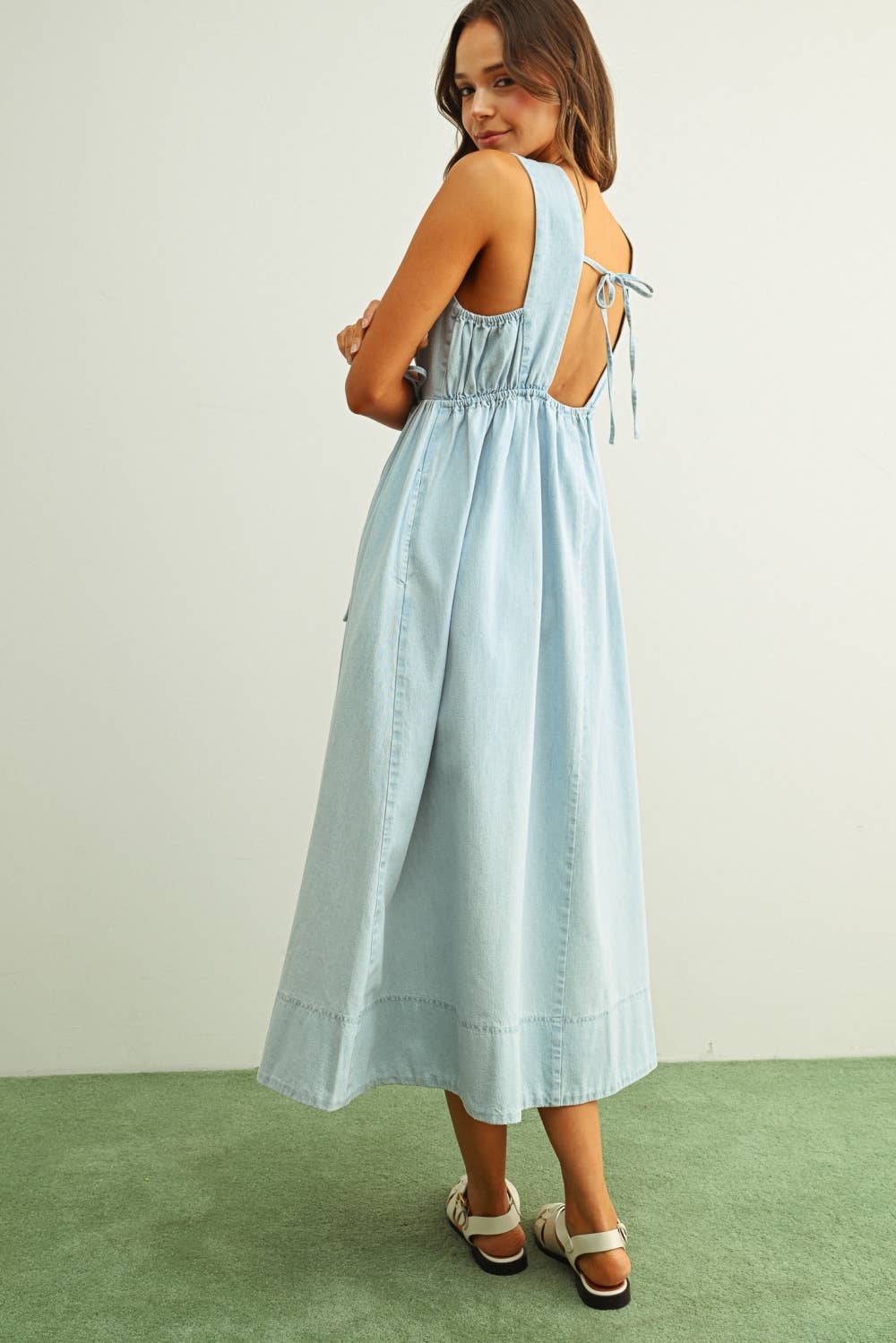 D6564   U-NECK SLEEVELESS CHAMBRAY DRESS