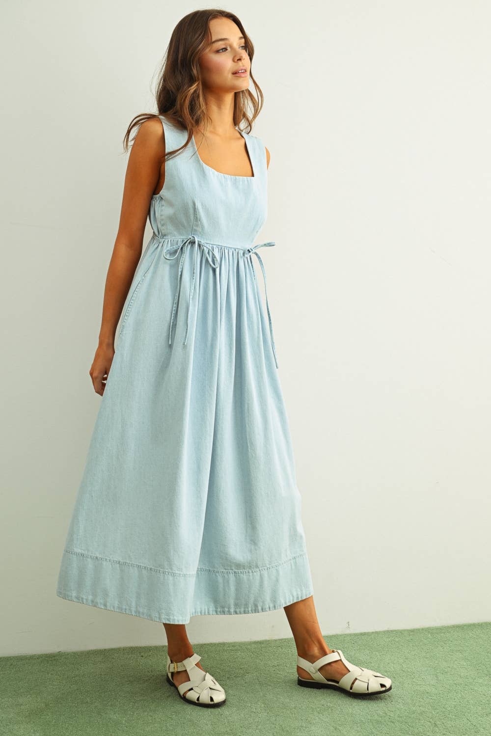 D6564   U-NECK SLEEVELESS CHAMBRAY DRESS