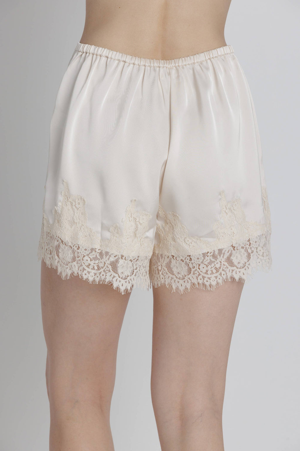 LACE TRIM SATIN SHORT