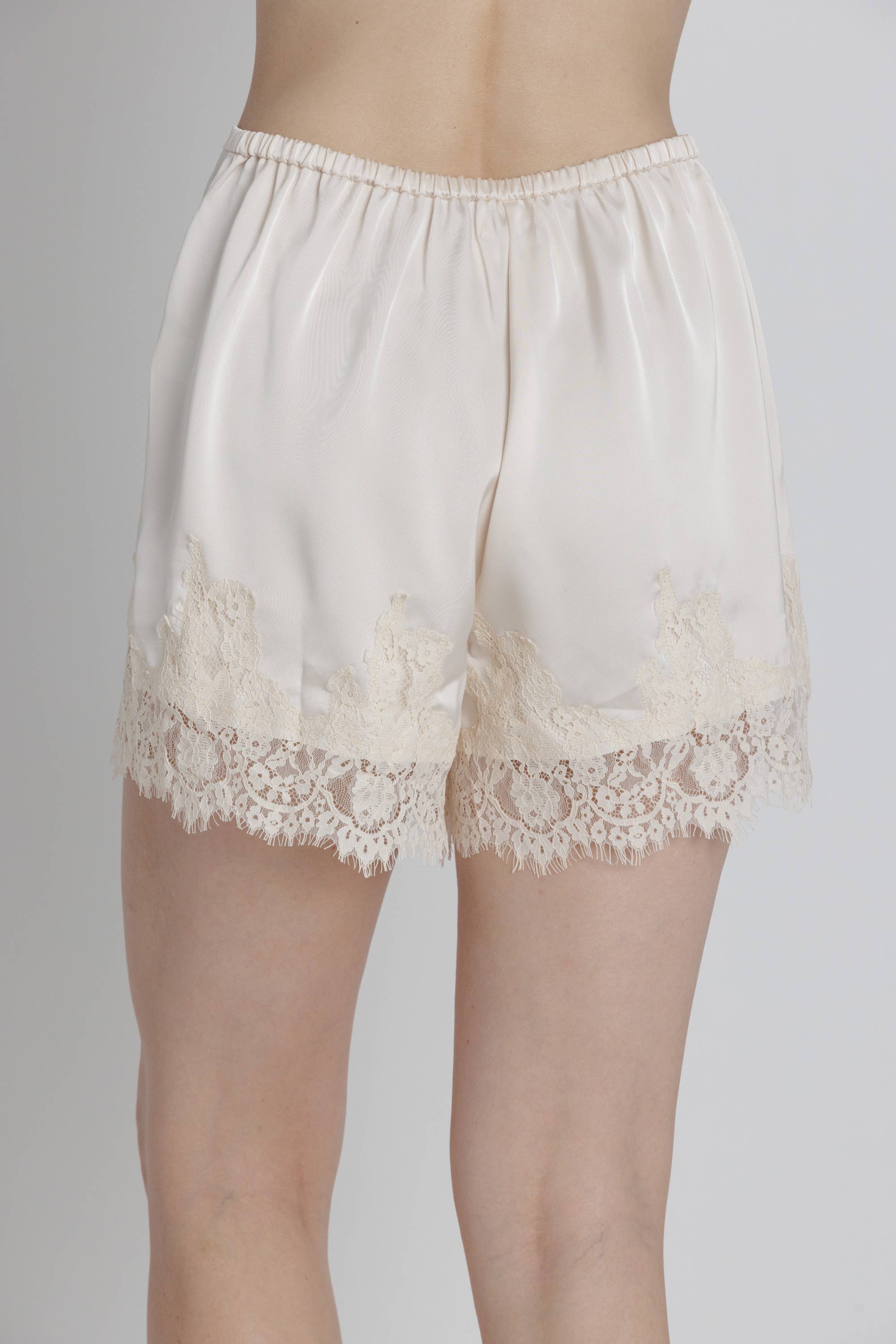 LACE TRIM SATIN SHORT