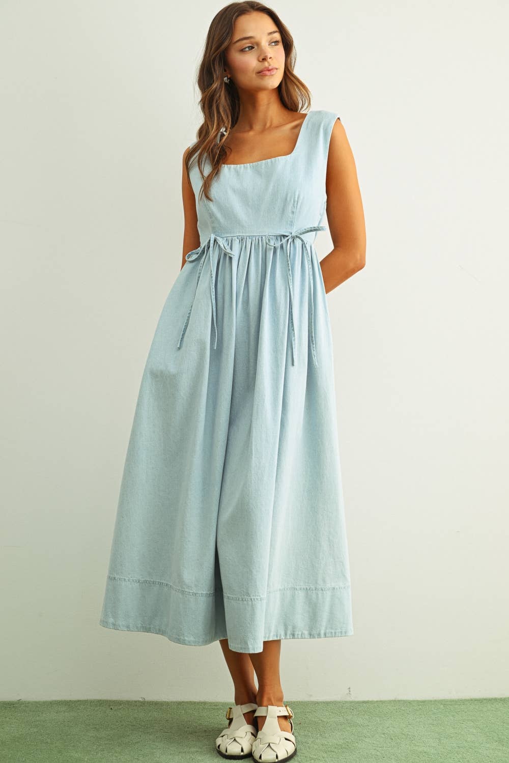 D6564   U-NECK SLEEVELESS CHAMBRAY DRESS